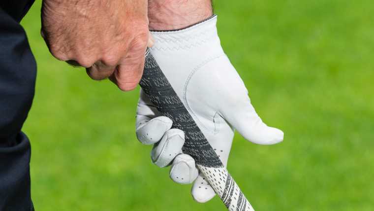 When to Wear a Golf Glove: Conditions and Preferences